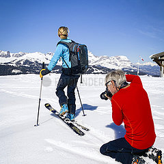 Frankreich  Haute-Savoie (74) mit Ingrid Menet  der Chef der legendären Ski-Marke dynamisch. Jean-Claud Killy  der berühmte französische Skifahrer  gewann mit diesen Skier viele Siege. Trek mit Dynamic Skitouren von Vrando