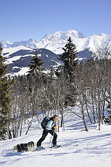 Frankreich  Haute-Savoie (74) Die legendäre Ski-Marke dynamisch von Ingrid Menet. Jean-Claud Killy  der berühmte französische Skifahrer  gewann mit diesen Skier viele Siege. Trek mit Ingrid Menet und lol in der dynamischen Skitour von Vrando. Im Hintergrund der Mont-Blanc