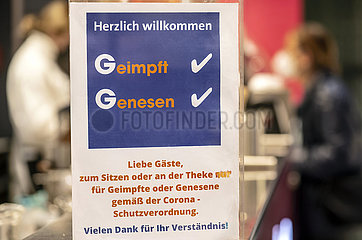 2G-Regel  Schild an einem Imbiss  Zutritt nur für Geimpfte und Genesene  München  9. Februar 2022