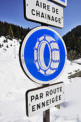 Frankreich  Savoie (73) Parkplatz für Schneekette