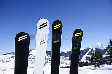Frankreich  Savoie (73) Die legendäre Ski-Marke Dynamic wurde von Ingrid Menet neu gestaltet. Jean-Claud Killy  der berühmte französische Skifahrer  gewann mit diesen Skier viele Siege. Das neue Sortiment an Skierschießen im Skigebiet von Les Saisies