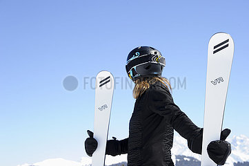 Frankreich  Haute-Savoie (74) Ingrid Menet Der Chef der legendären Ski-Marke Dynamic. Jean-Claud Killy  der berühmte französische Skifahrer  gewann mit diesen Skier viele Siege