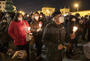 #MünchenWirdSichtbar  Lichtaktion auf dem Odeonsplatz für Solidarität und Demokratie  München  10. Februar 2022 abends