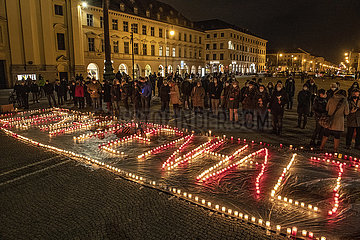 #MünchenWirdSichtbar  Lichtaktion auf dem Odeonsplatz für Solidarität und Demokratie  München  10. Februar 2022 abends