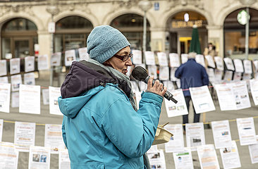 Querdenker-Veranstaltung Galerie des Grauens  Rede Ulrike Pfeffer  bekannt als UlliOma  Gedenken an die Opfer der Zwangsmassnahmen und Impfpflicht  Karlsplatz  München  11. Februar 2022