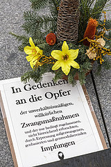 Querdenker Gesteck im Gedenken an die Opfer der Zwangsmassnahmen und Impfpflicht  Querdenker-Veranstaltung Galerie des Grauens  Karlsplatz  München  11. Februar 2022