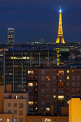 Frankreich  Hauts-de-Seine (92)  Courbevoie  Gebäude im Süden der Stadt  im Hintergrund der Stadt Paris mit dem Montparnasse-Tower links und dem Effeilturm rechts
