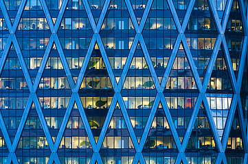 Frankreich  Hauts-de-Seine (92)  Courbevoie  LA Defense  Tower D2  Fassade mit ihrer Außenstahlstruktur  Dunkelheit enthüllt die Büros