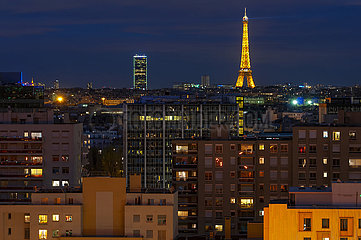 Frankreich  Hauts-de-Seine (92)  Courbevoie  Gebäude im Süden der Stadt. Im Hintergrund die Stadt Paris mit dem Montparnasse -Turm links und dem Eiffelturm rechts