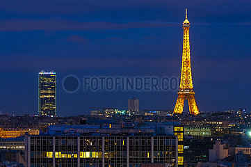 Frankreich  Hauts-de-Seine (92)  Courbevoie  Gebäude im Süden der Stadt  im Hintergrund der Stadt Paris mit dem Montparnasse-Tower links und dem Eiffelturm rechts