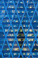 Frankreich  Hauts-de-Seine (92)  Courbevoie  LA Defense  Tower D2  Fassade mit ihrer Außenstahlstruktur  Dunkelheit enthüllt die Büros