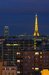 Frankreich  Hauts-de-Seine (92) Courbevoie  Gebäude in der Nacht im Süden der Stadt. Im Hintergrund die Stadt Paris mit dem Montparnasse -Turm links und dem Eiffelturm rechts