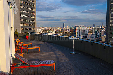 Frankreich  Hauts-de-Seine (92)  Courbevoie  Dachterrasse des Mercure Paris La Defense Hotel mit Blick auf den Pariser Nordwesten