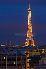 Frankreich. Paris (75) Der Eiffelturm und die Dächer des Nordwestens der Stadt in der Nacht von Courbevoie. Am linken Seite das Hotel Pullman Paris Montparnasse
