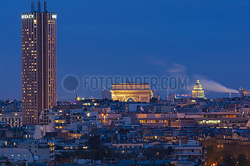 Frankreich  Paris (75)  Pariser Dächer bei Nacht von Courbevoie  links den Montparnasse -Tower  in der Mitte des Arc de Triomphe und rechts das Pantheon