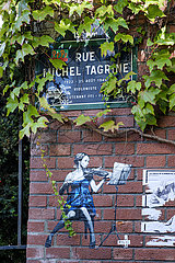 Frankreich. Paris (75) (19. Bezirk) Michel Tagrine Street. Michel Tagrine war ein Geiger und ehemaliger Student des Konservatoriums und resistent während des Zweiten Weltkriegs. Ein Werk der Straßenkunst  der eine Geigerin vertritt  huldigt ihr unter dem Straßenschild  das ihr gewidmet ist