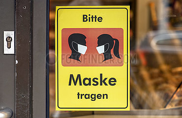 Bitte Maske tragen  Schild am Eingang eines Geschäfts  München  14.02.2022
