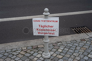 Berlin  Deutschland  Schild am Strassenrand mit Aufschrift Covid Testzentrum Taeglich Kostenloser Buergertest