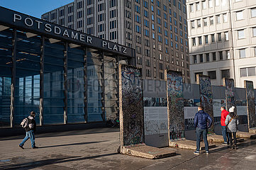Berlin  Deutschland  Segmente der Berliner Mauer vorm Eingang zum Tunnelbahnhof am Potsdamer Platz im Bezirk Mitte