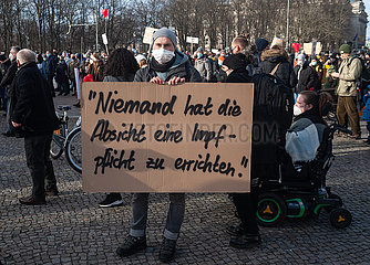 Berlin  Deutschland  Demonstration vor dem Brandenburger Tor waehrend der Corona-Krise gegen Impflicht fuers Pflegepersonal