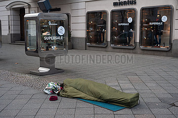 Berlin  Deutschland  Ein Obdachloser schlaeft auf dem Boden vor einem Geschaeft am Kurfuerstendamm
