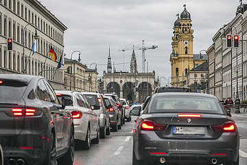 Ludwigstrasse  Stadtverkehr am Mittwochnachmittag  München  16. Februar 2022