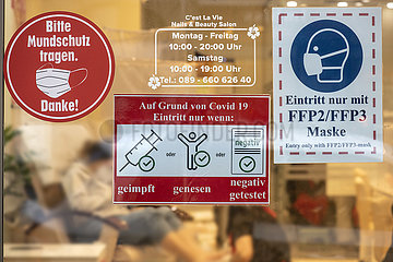Maskenpflicht  FFP2  FFP3  Eintritt nur geimpft  genesen  negativ getestet  3-G-Regel  Schilder am Eingang eines Nails and Beauty Salon  München  16.02.2022