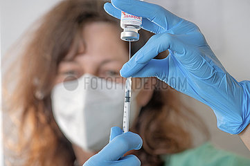 Medizinische Fachangestellte zieht Impfspritze mit Impfstoff Spikevax von Moderna auf  Impfzentrum Landkreis Altötting  Neuötting  15. Februar 2022