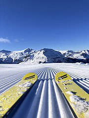 Haute-Savoie (74) Megéve Skigebiet. Im Vordergrund  die neue dynamische Ski (Handwerkerproduktion) aus der legendären Ski-Marke  kürzlich von Ingrid Menet neu gestaltet. Die Marke erreichte den Höhepunkt der 60er und 70er Jahre dank der Aufführungen der berühmten Champions als Jean-Claude Killy