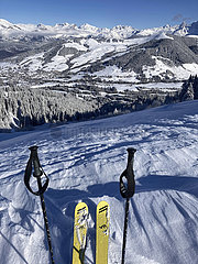 Haute-Savoie (74) Megéve Skigebiet. Im Vordergrund  die neue dynamische Ski (Handwerkerproduktion) aus der legendären Ski-Marke  kürzlich von Ingrid Menet neu gestaltet. Die Marke erreichte den Höhepunkt der 60er und 70er Jahre dank der Aufführungen der berühmten Champions als Jean-Claude Killy
