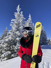 Frankreich  Haute-Savoie (74) Megéve Skigebiet  Rochebrune Skigebiet. Im Vordergrund  die neue dynamische Ski (Handwerkerproduktion) aus der legendären Ski-Marke  kürzlich von Ingrid Menet neu gestaltet. Die Marke erreichte den Höhepunkt in den 60er und 70er Jahren dank der Aufführungen berühmter Skifahrer  darunter Jean-Claude Killy France  Haute-Savoie (74) Megéve Skigebiet  Rochebrune Skigebiet. Im Vordergrund  die neue dynamische Ski (Handwerkerproduktion) aus der legendären Ski-Marke  kürzlich von Ingrid Menet neu gestaltet. Die Marke erreichte in den 60er und 70er Jahren seinen Höhepunkt dank der Aufführungen berühmter Skifahrer  darunter Jean-Claude Killy