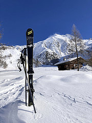 Frankreich  Haute-Savoie (74) Chamonix-Tal  Weiler von Le Tour  Balme Skifahren Aera. Im Vordergrund  die neue dynamische Ski (Handwerkerproduktion) aus der legendären Ski-Marke  kürzlich von Ingrid Menet neu gestaltet. Die Marke erreichte in den 60er und 70er Jahren seinen Höhepunkt dank der Aufführungen berühmter Skifahrer  darunter Jean-Claude Killy