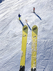 Frankreich  Haute-Savoie (74) Megéve Skigebiet  Rochebrune Skigebiet. Skifahreransicht von einem Sessellift. In den Vordergrund  die neue dynamische Ski (Artianare Produktion) aus der legendären Ski-Marke  kürzlich von Ingrid Menet neu gestaltet. Die Marke erreichte den Höhepunkt der 60er und 70er Jahre dank der Aufführungen der berühmten Champions als Jean-Claude Killy