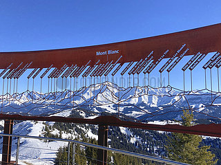 Frankreich  Savoie (73) Skigebiet von La Giettaz. Der Gipfel von Tete du Torraz mit dem Panoramabild des Künstlers Arthur Novat  um die Gipfel der Mont-Blanc-Berge zu nennen