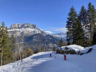 Frankreich  Haute-Savoie (74) Sallanches-Bereich  Skitouren  um zur Refuge de Tornieux aus Burzier-Gebiet zu gelangen. Im Hintergrund die FIZ-Berge