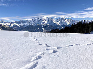 Frankreich  Haute-Savoie (74) Sallanches-Gebiet  Trek  um in die Refuge de Tornieux von Burzier zu gehen. Im Hintergrund die Mont-Blanc-Berge