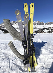 Haute-Savoie (74) Megéve Skigebiet. Die neue dynamische Ski (Artianare Produktion) aus der legendären Ski-Marke  kürzlich von Ingrid Menet neu eingeführt. Die Marke erreichte den Höhepunkt der 60er und 70er Jahre dank der Aufführungen der berühmten Champions als Jean-Claude Killy