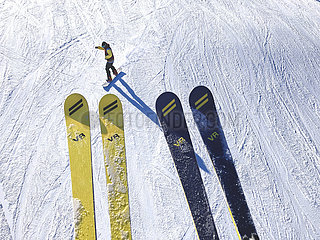 Frankreich  Haute-Savoie (74) Megéve Skigebiet  Rochebrune Skigebiet. Skifahreransicht von einem Sessellift. In den Vordergrund  die neue dynamische Ski (Artianare Produktion) aus der legendären Ski-Marke  kürzlich von Ingrid Menet neu gestaltet. Die Marke erreichte den Höhepunkt der 60er und 70er Jahre dank der Aufführungen der berühmten Champions als Jean-Claude Killy