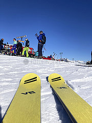 Frankreich  Savoie (73) La Giettaz Skigebiet (Savoie). Der Gipfel des Tete du Torraz. Im Vordergrund  die neue dynamische Ski (Handwerkerproduktion) aus der legendären Ski-Marke  kürzlich von Ingrid Menet neu gestaltet. Die Marke erreichte den Höhepunkt der 60er und 70er Jahre dank der Aufführungen der berühmten Champions als Jean-Claude Killy