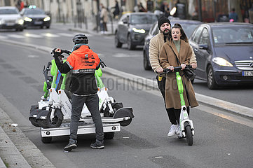 FRANKREICH. Paris (75) Self-Service Lime Scooter-Sammler und -aufladung