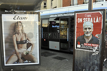 FRANKREICH. Paris (75) Kontrast zwischen dem Poster von Philippe Poutou  dem Kandidaten der NPA -Partei für die französischen Präsidentschaftswahlen 2022 und einer Anzeige für Unterwäsche der Marke Etam