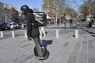 FRANKREICH. Paris (75) Uber isst Lieferung auf einem Monowheel