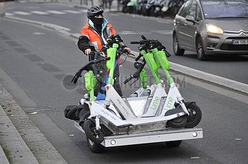 FRANKREICH. Paris (75) Self-Service Lime Scooter-Sammler und -aufladung