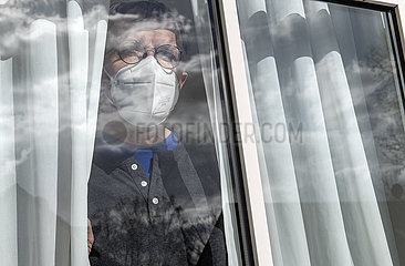 Coronakranker Mann  über 60  Risikopatient  hat sich zuhause in Isolierung begeben  München  19. Februar 2022