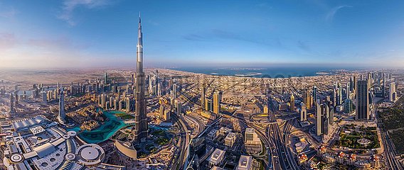Emirats Arabes Unis. DUBAI. Vue Aerienne de la Tour Du Burj Khalifa Qui Domine La Ville. Elle A ETHE INAUGUREE EN Janvier 2010 DE L HONNEUR DE L'EMIR D AL NAHYANE  LE THE KEIKH Khalifa Ben Zayed Al Nahyane  Präsident des Emirats Arabes Unis  CE Gratte-Ciel  Devenu la plus Haute Struktur Humaine Jamais Construite  Mesure 828 m de Haut (160 Etages). La Tour appartient ein UN-Konsortium Diriige Par La Societe Samsung  Mais Elle Est Geree Par La Societe Emaar. Elle Abrite Les Sieges des Plus Grandes Entreprises de Dubai  Mais Aussi des Hotels  des Restaurants  des Commerces Et des Centers de Loisirs  ein L-Image D UNE Petite Ville-Konzentrations-Dans UN-SEUL Batiment Elle Forme Le Cœur d'UN-Nouveau-Quartier: Downtown Dubai
