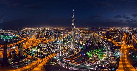 VEREINIGTE ARABISCHE EMIRATE. DUBAI. Luftbild des Burj Khalifa-Turms mit Blick auf die Stadt. Es wurde im Januar 2010 zu Ehren des Emirs Abu Dabi eingeweiht. Dieser Wolkenkratzer wird die höchste  die jemals gebaute Struktur  die jemals gebaut wurde  828 m hoch (160 Stockwerke). Der Turm gehört ein Konsortium  das von der Samsung-Firma betrieben wird  aber es wird von der EMAAR-Firma verwaltet. Es beherbergt den Hauptsitz der größten Unternehmen von Dubai  aber auch Hotels  Restaurants  Geschäfte und Freizeitzentren  wie eine kleine Stadt  die sich in einem einzigen Gebäude konzentriert  ist das Herz eines neuen Bezirks: Downtown Dubai