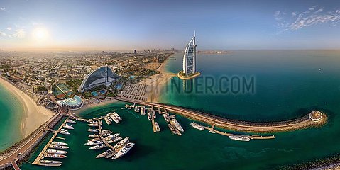 VEREINIGTE ARABISCHE EMIRATE. DUBAI. Luftbild von Burj Al Arab Tower  Jumeirah Beach und der Jachthafen