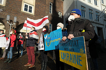 Deutschland  Bremen - Exil-Ukrainer und Belarussen protestieren gemeinsam gegen den Aufmarsch russischer Truppen in Osteuropa