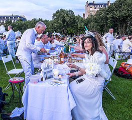 Frankreich. Paris (7. Bezirk) Esplanade des Invalides: Diner en Blanc (das weiße Abendessen) 2018-06-03 (30. Ausgabe)
