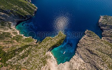 GRIECHENLAND. Ionische Inseln. Insel Zante (Zakynthos). Luftbild der Herzbucht. Klippen Exo Chora und Kampi